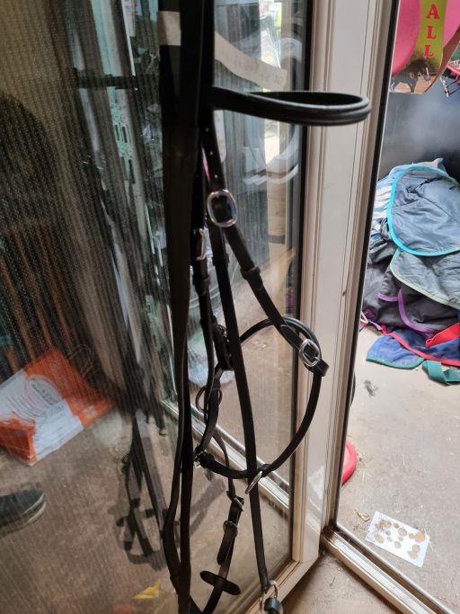 Full size black cross over bitless bridle and reins, in lovely condition - Image 4